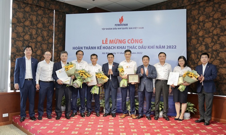 Petrovietnam mừng công hoàn thành sản lượng khai thác dầu khí và các chỉ tiêu tài chính năm 2022