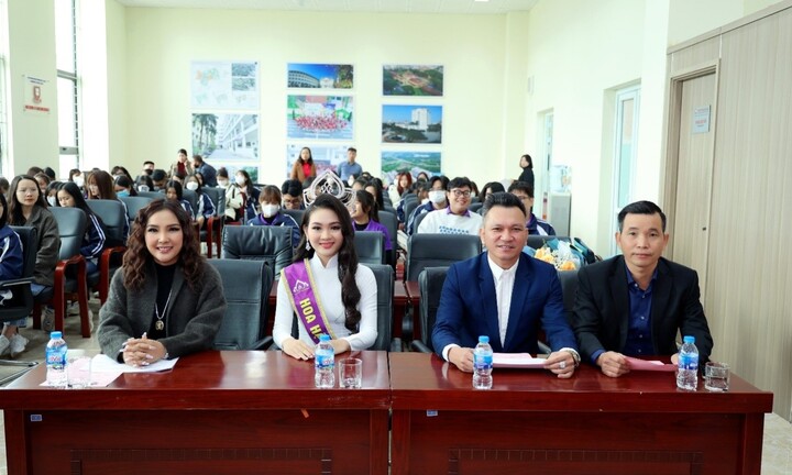 Tân Hoa hậu Việt Nam Thời Đại 2022 Nguyễn Mai Anh xúc động ngày về thăm trường