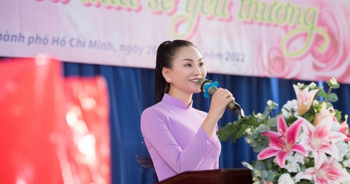 Đoàn Hoa Hậu Doanh Nhân Việt Nam Quốc Tế 2022 chia sẻ yêu thương với các em học sinh