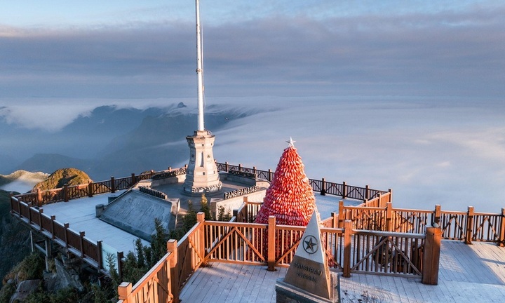 Fansipan “đốn tim” du khách với khung cảnh diệu kỳ trong mùa đông