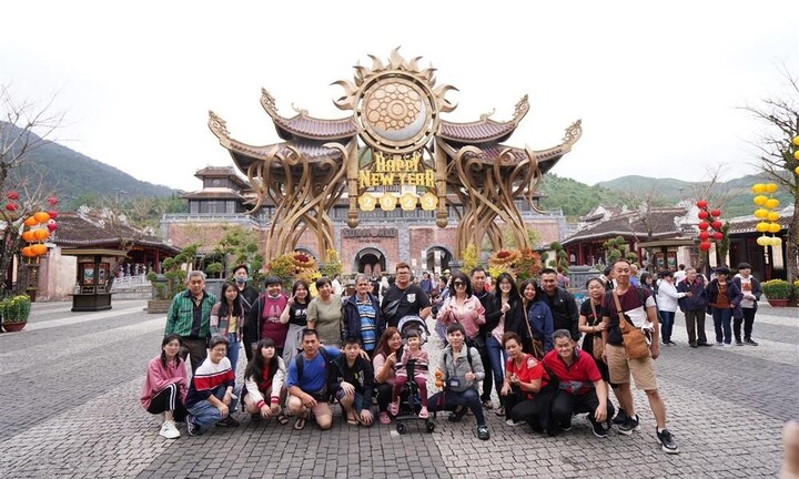 Du khách háo hức tới Bà Nà thưởng hoa đào chuông, xem show xe cổ 