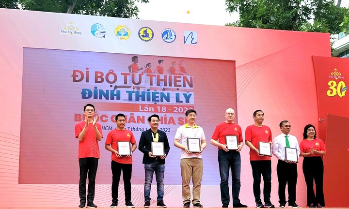 Vinataxi đồng hành cùng Chương trình Đi bộ Từ thiện Đinh Thiện Lý lần thứ 18-2023