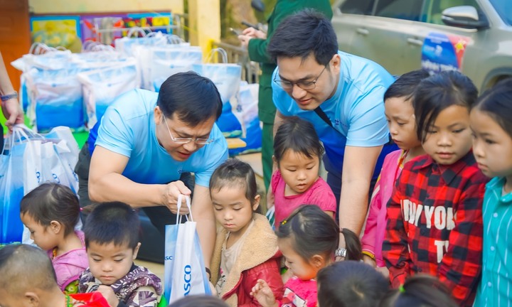 Áo ấm cho em: mang xuân ấm lên miền cực Bắc 