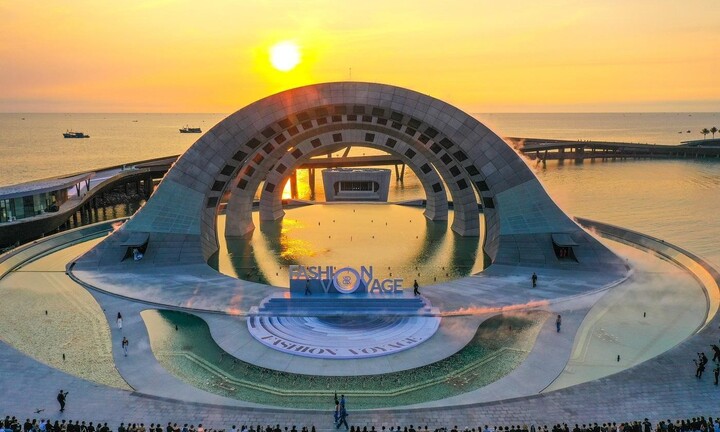 “Sửng sốt” trước độ hoành tráng của sân khấu Fashion Voyage 5 tại Thị trấn Hoàng Hôn