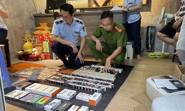 QLTT Hà Nội: Liên tiếp phát hiện, tạm giữ hàng trăm sản phẩm thuốc lá điện tử nhập lậu