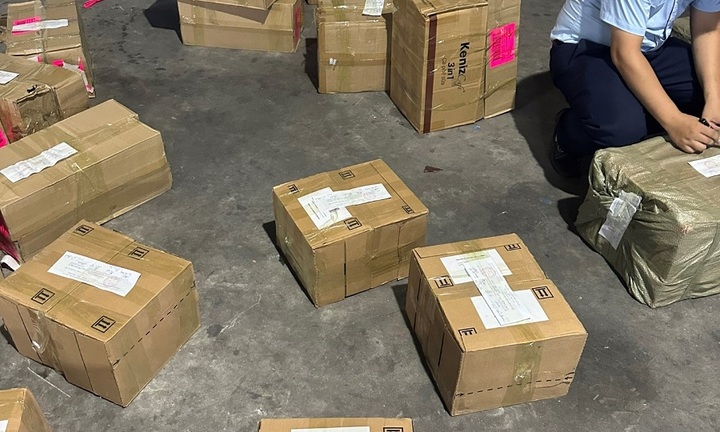 BCĐ 389 HN: Phát hiện lô hàng mỹ phẩm nhập lậu có giá trị trên 150 triệu đồng