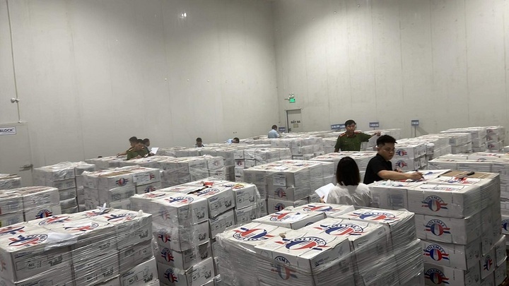 QLTT Hà Nội: Xử phạt 180.000.000 đồng một doanh nghiệp về hành vi kinh doanh thực phẩm đã quá hạn sử dụng