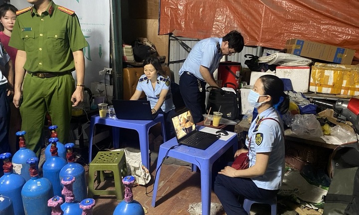 QLTT Hà Nội: Phát hiện điểm sang chiết khí N2O ẩn trong khu vực bãi xe