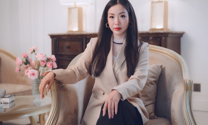 Hạnh Dung diện đồ công sở thanh lịch tôn vẻ đẹp ‘hack tuổi’