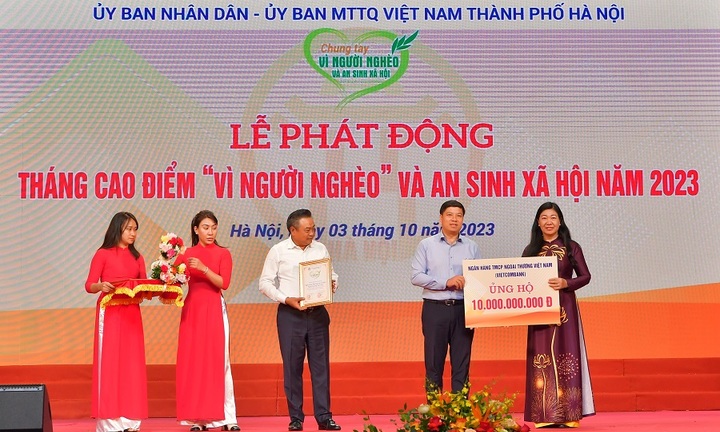 Vietcombank ủng hộ 10 tỷ đồng trong tháng cao điểm ‘Vì người nghèo’ và an sinh xã hội Tp Hà Nội năm 2023