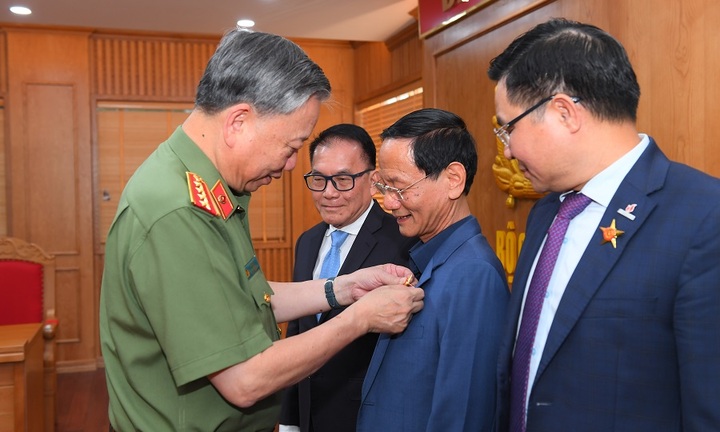 Chủ tịch HĐQT Tập đoàn GELEXIMCO vinh dự nhận Kỷ niệm chương “Bảo vệ an ninh Tổ quốc”