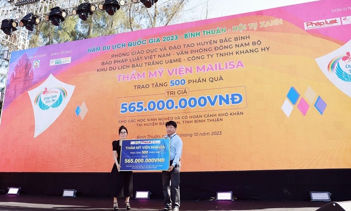 Doanh nhân Hoàng Kim Khánh và Phan Thị Mai tặng 100 chiếc xe đạp, 400 cặp sách cho các em có hoàn cảnh khó khăn tại Bình Thuận