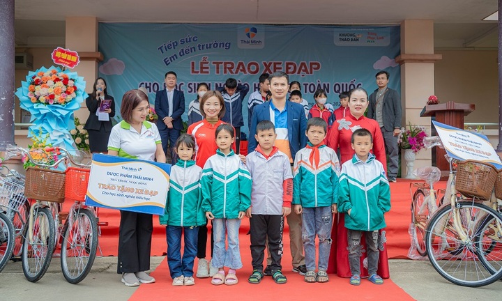 Trở về sau Asiad, VĐV Nguyễn Thị Oanh trao xe cho học sinh nghèo tại quê hương Bắc Giang