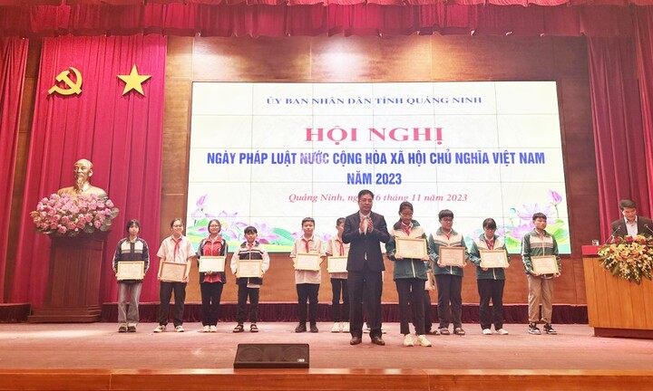 Phòng Giáo dục & Đào tạo TP. Hạ Long, Quảng Ninh: Đạt kết quả cao trong cuộc thi Tìm hiểu pháp luật về phòng, chống tội phạm và vi phạm pháp luật cho học sinh các trường Trung học cơ sở và Trung học phổ thông