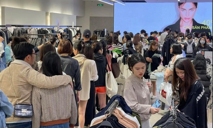 Người dân tấp nập săn “Quà Sale Siêu Hạng” tại Vincom Black Friday 2023