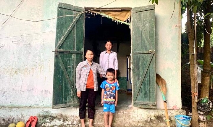 Người mẹ bật khóc vì không có tiền cho con nhập học