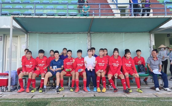 Những bông hồng sân cỏ và trăn trở về bóng đá nữ Việt Nam