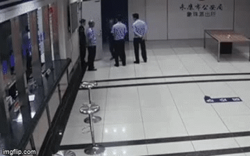 Không muốn về nhà với vợ, người đàn ông cố tình đẩy ngã cảnh sát để bị bắt giam