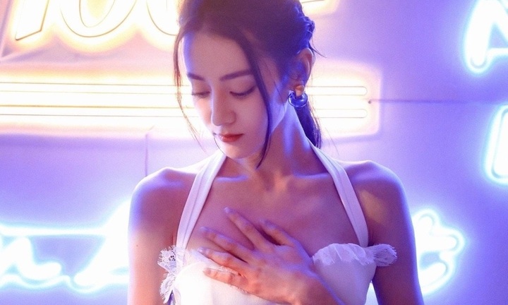 Địch Lệ Nhiệt Ba mặc váy bó sát, ép vòng một căng tràn khiến cư dân mạng mê mẩn