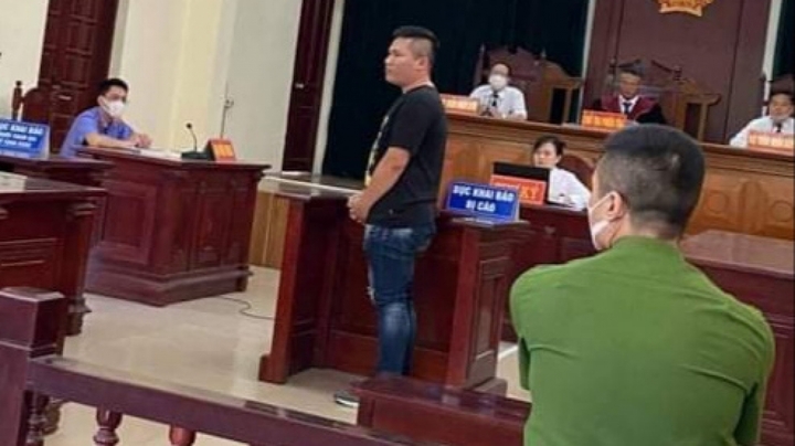 Vi phạm giao thông còn đấm vào mặt cảnh sát, nam thanh niên bị tuyên phạt 18 tháng tù treo