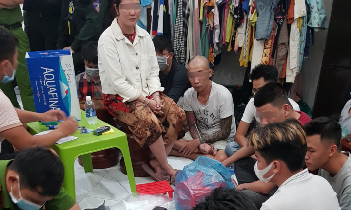 Triệt xóa tụ điểm đánh bạc bất chấp dịch bệnh COVID-19, thu giữ gần 500 triệu đồng