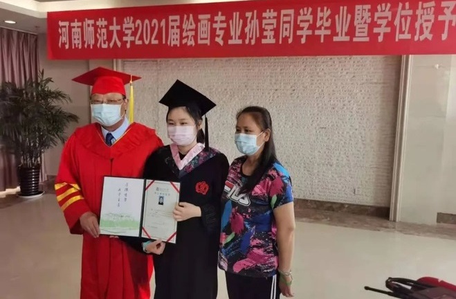 Lễ tốt nghiệp xúc động tại bệnh viện của nữ sinh 6 năm vừa chống chọi với ung thư, vừa hoàn thành xuất sắc việc học đại học 