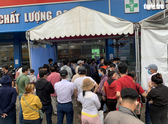 TP.HCM: Người dân đổ xô đi làm xét nghiệm COVID-19, không đảm bảo khoảng cách