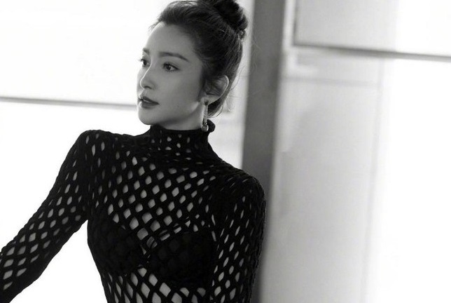 Lý Băng Băng mặc áo lưới xuyên thấu, khoe vóc dáng thon gọn cùng đôi chân nuột nà ở tuổi 48