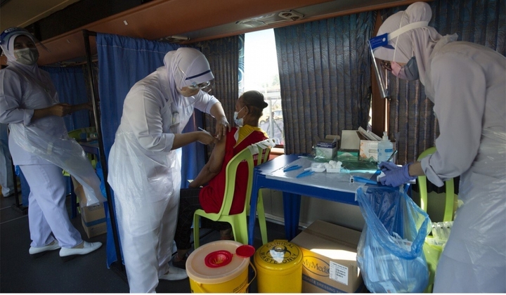 Điều tra cáo buộc nhân viên y tế dùng ống vaccine rỗng tiêm cho người dân tại Malaysia