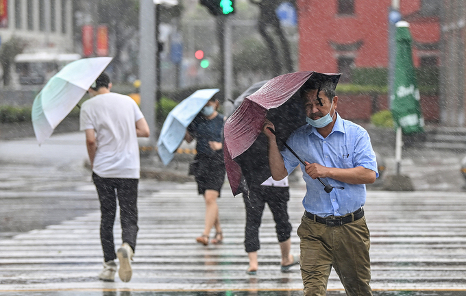 Bão In-Fa đổ bộ vào Trung Quốc,  trút mưa lớn xuống Thượng Hải