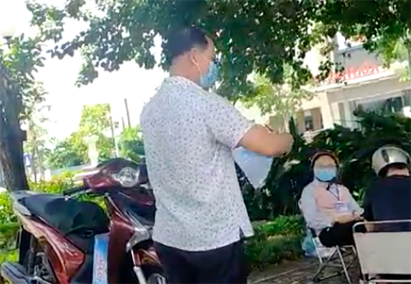 Vợ bị phạt 2 triệu vì vi phạm giãn cách xã hội, chồng xé biên bản xử phạt trước mặt tổ công tác