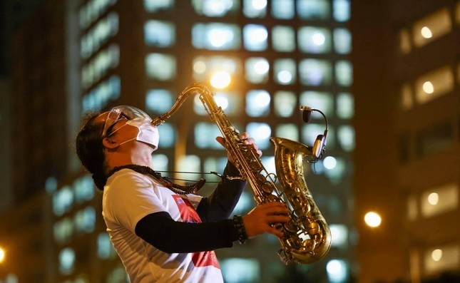 Buổi biểu diễn đặc biệt của nghệ sĩ saxophone Trần Mạnh Tuấn tại bệnh viện dã chiến khiến nhiều người xúc động
