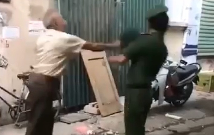 Cụ ông dùng mũ cối đánh trung uý công an bị phạt 2 triệu đồng
