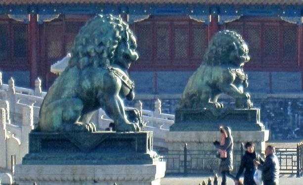 Bí ẩn đôi tượng sư tử mạ vàng cụp tai ở cung Càn Thanh