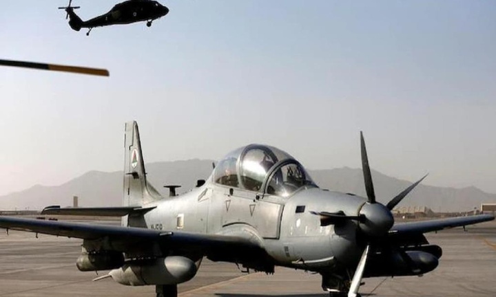 Hàng trăm binh sĩ Afghanistan dùng máy bay trốn sang các nước láng giềng