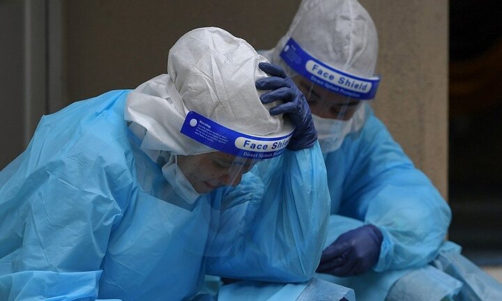 Nhân viên y tế tại Malaysia kiệt quệ cả thể chất lẫn tinh thần vì ca nhiễm COVID-19 vẫn cao chót vót