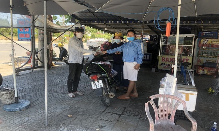 Đi bộ từ Quảng Ngãi về Thanh Hóa, nam thanh niên được người dân tặng xe máy