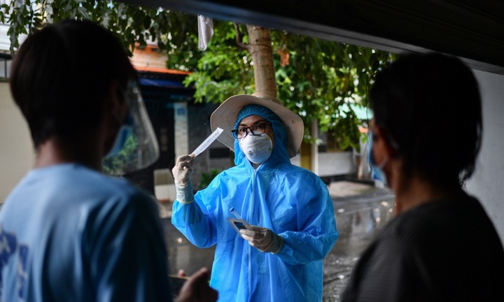 TP HCM: Nhân viên y tế tới từng nhà hướng dẫn người dân tự test nhanh COVID-19