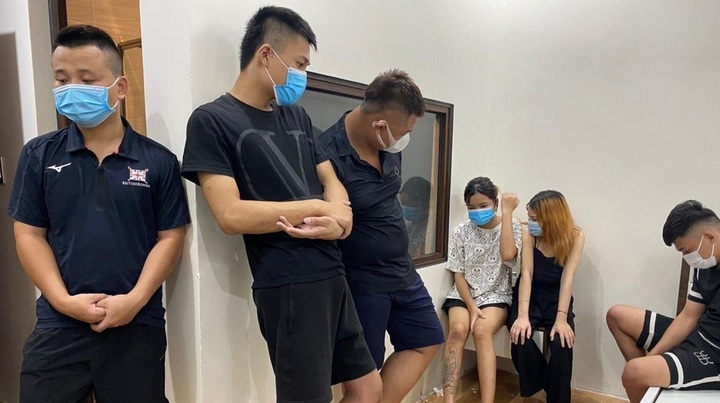 Bắt quả tang 7 thanh niên tổ chức sử dụng ma tuý giữa lúc giãn cách xã hội