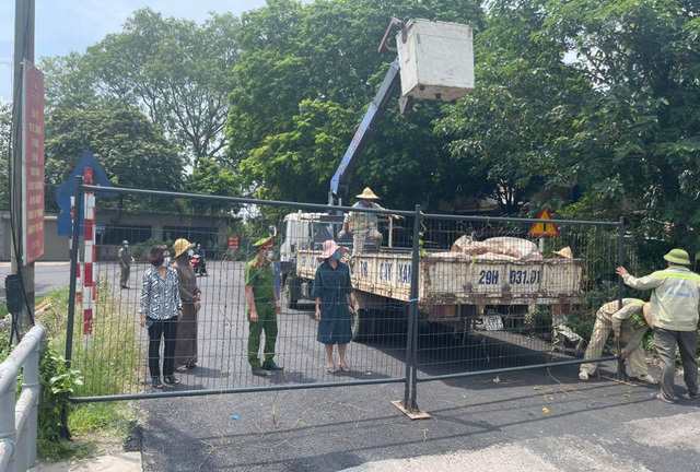 Hà Nội dựng 30 chốt cứng bằng rào sắt,  khuyến cáo người dân không đi qua