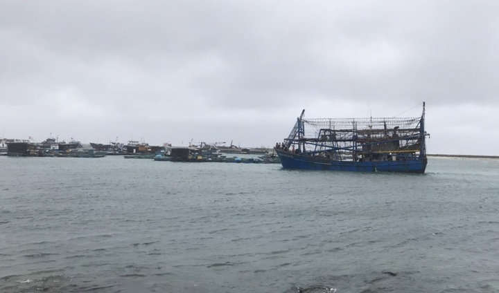 Tàu kéo sà lan gặp nạn khi tránh bão, 12 thuyền viên đang chờ cứu hộ