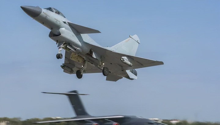 'Rồng' J-10 Trung Quốc bất ngờ 'hạ đo ván' át chủ bài Su-35 của Nga khiến nhiều người sửng sốt