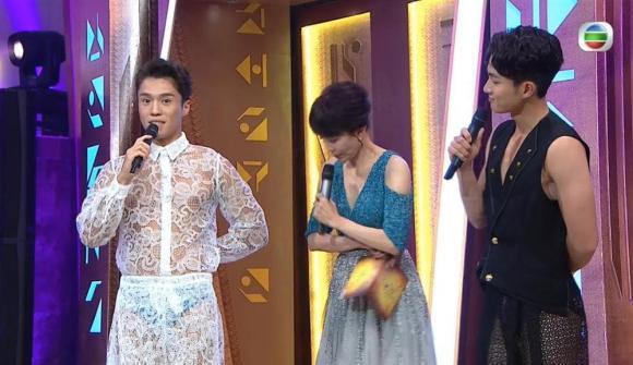 2 nam MC chung kết Hoa hậu Hong Kong 2021 hứng chỉ trích vì mặc như không mặc