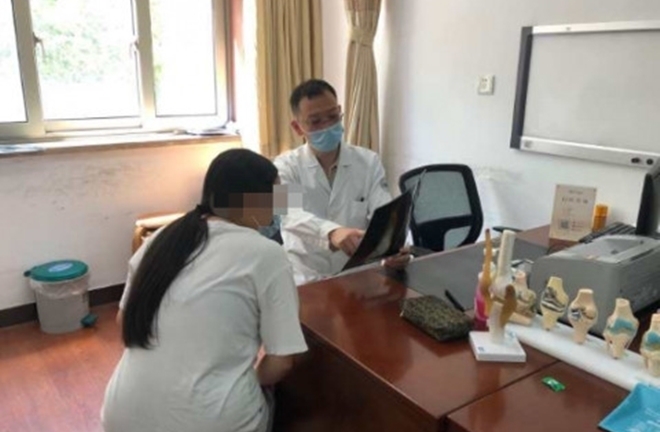 Bị mẹ ép nhảy dây 3.000 cái/ngày, bé gái suýt hỏng đầu gối