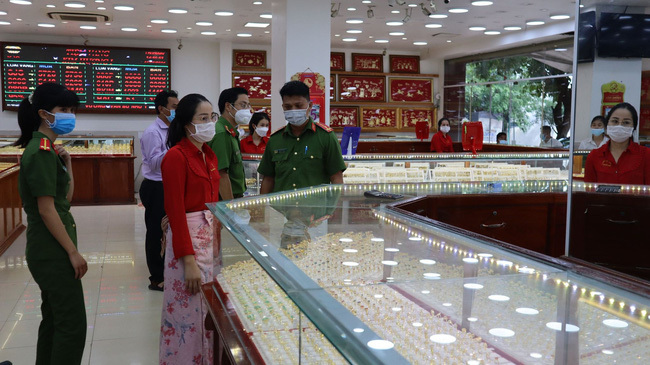 Video: Điều tra vụ nữ nhân viên lấy trộm 2.380 chiếc nhẫn vàng ở Bình Phước