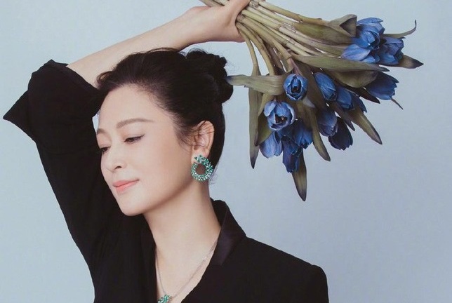 Chiêm ngưỡng nhan sắc tuổi 52 của Trần Hồng - Điêu Thuyền đẹp nhất màn ảnh Hoa ngữ