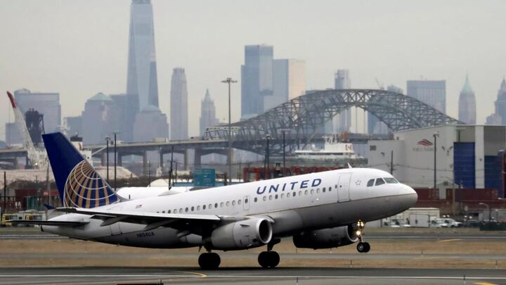 Từ chối tiêm vaccine phòng COVID-19, gần 600 nhân viên của United Airlines bị sa thải