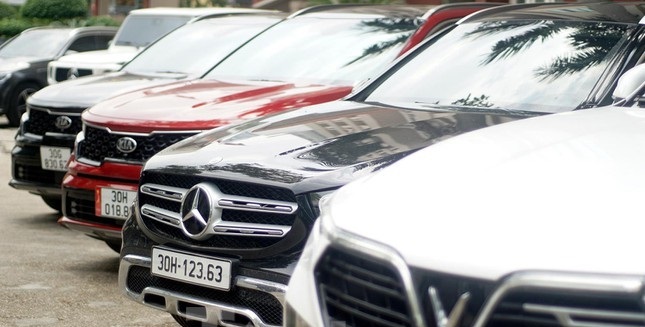 Hà Nội: Cận cảnh 13 siêu xe bị thu giữ trong đường dây đánh bạc hàng chục tỷ đồng