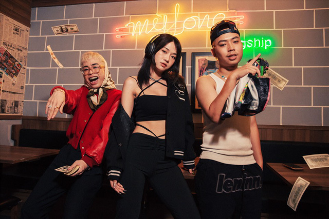 Lê Bống hứng 'gạch đá' sau khi thể hiện trình ca hát nhưng không ai nghe được câu nào