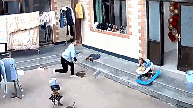 Video: Phản ứng cực nhanh, mẹ cứu con trai thoát nạn trong gang tấc